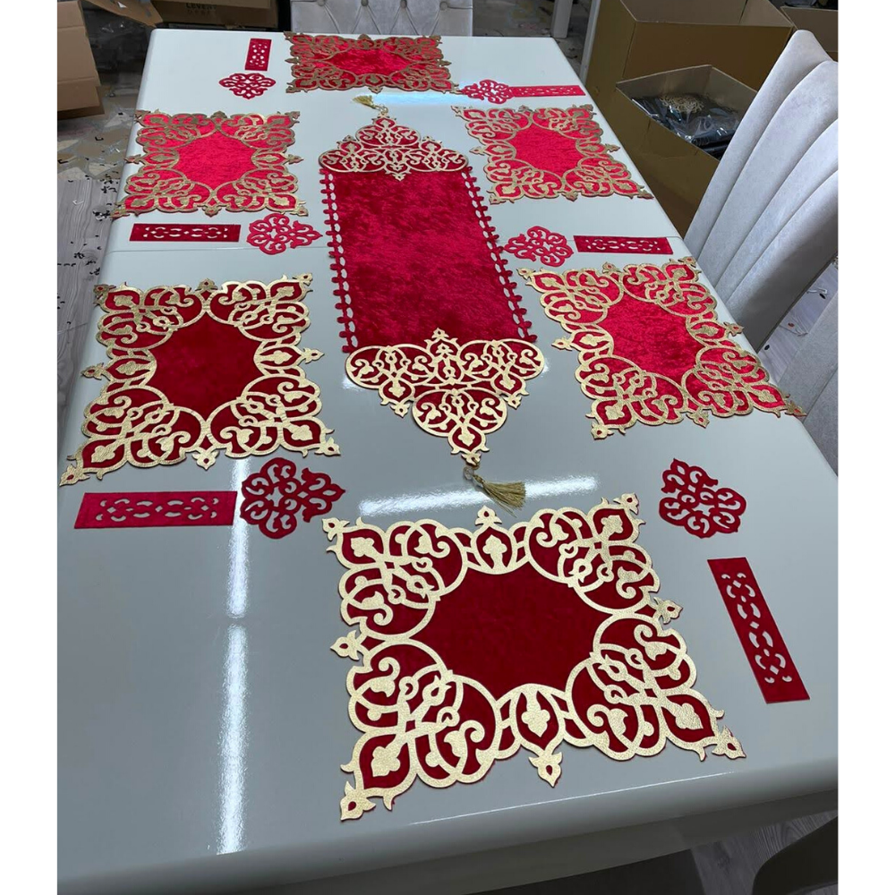 table runner red 